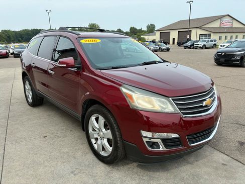 Used 2016 Chevrolet Traverse LT w/ Style and Technology Package FWD image 3