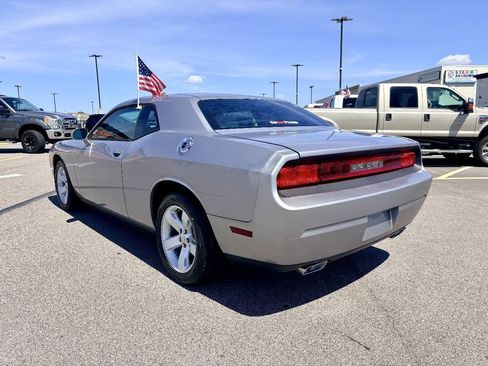 Used 2014 Dodge Challenger SXT RWD image 4