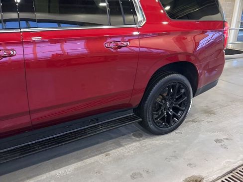 Used 2023 Chevrolet Suburban Premier image 18