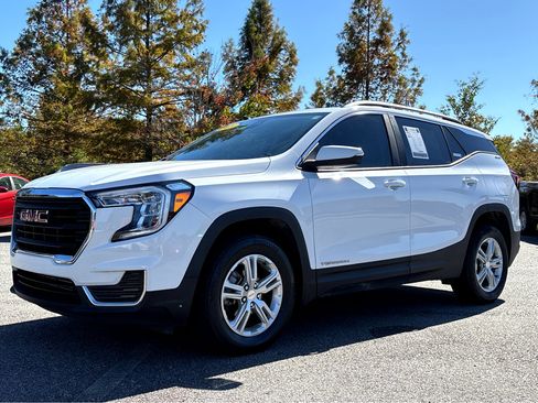 Used 2023 GMC Terrain SLE w/ Driver Convenience Package image 2