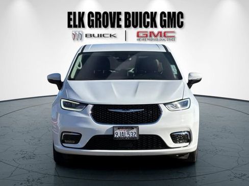 Used 2023 Chrysler Pacifica Touring-L image 9