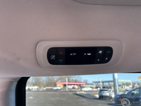 Used 2024 Chrysler Pacifica Touring-L image 13