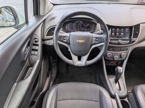 Certified 2022 Chevrolet Trax LT w/ LT Convenience Package AWD/4WD image 14