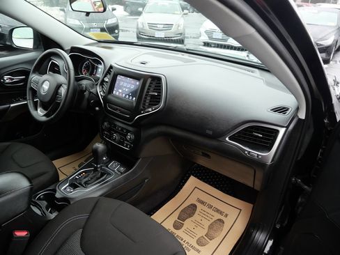 Used 2019 Jeep Cherokee Latitude w/ Cold Weather Group image 30