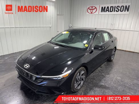 Used 2025 Hyundai Elantra SEL image 1