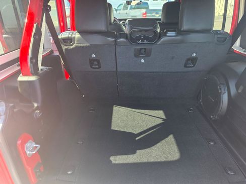 Used 2021 Jeep Wrangler Unlimited Sahara AWD/4WD image 17