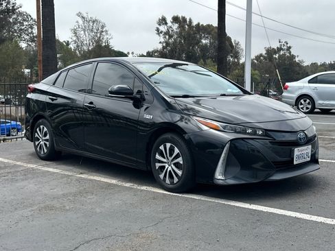 Used 2020 Toyota Prius Prime LE FWD image 2