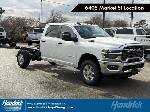 Used 2025 RAM 3500 Big Horn AWD/4WD image 1