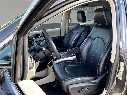 Used 2023 Chrysler Pacifica Touring-L FWD image 24