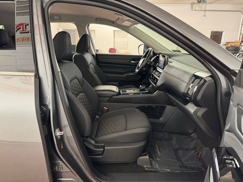 Used 2022 Nissan Pathfinder SV image 39