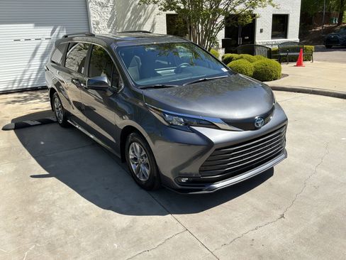 Used 2025 Toyota Sienna XLE w/ XLE Plus Package image 3