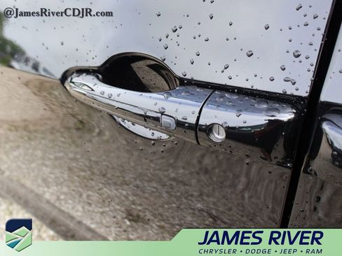 Used 2025 Chrysler Pacifica Select FWD image 19