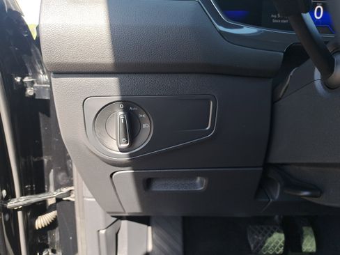 Used 2023 Volkswagen Tiguan SE w/ Panoramic Sunroof Package FWD image 24