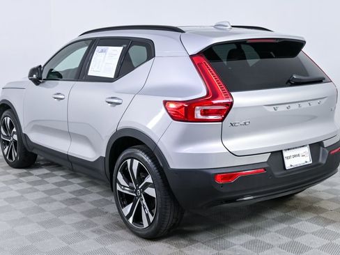 Used 2025 Volvo XC40 B5 Plus image 4