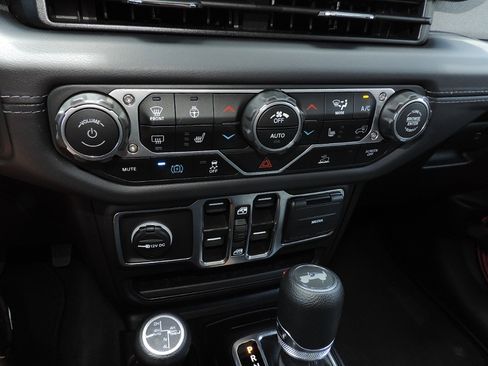 Used 2025 Jeep Wrangler Unlimited Sahara AWD/4WD image 20