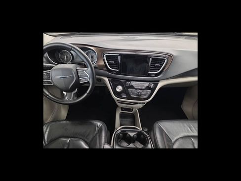 Used 2018 Chrysler Pacifica Touring-L Plus FWD image 16
