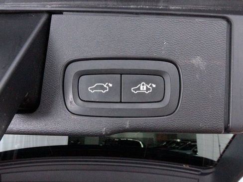 Used 2019 Volvo XC60 T5 Momentum w/ Premium Package image 37