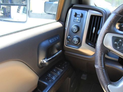 Used 2018 GMC Sierra 2500 Denali w/ Duramax Plus Package AWD/4WD image 28