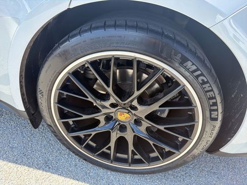 Used 2022 Porsche Panamera image 30