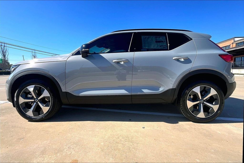 Used 2026 Volvo XC40 B4 Core FWD image 21