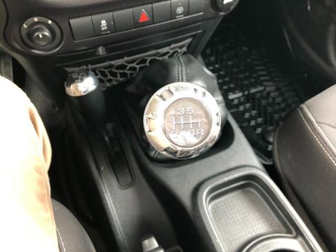 Used 2015 Jeep Wrangler Unlimited Rubicon w/ Connectivity Group image 23