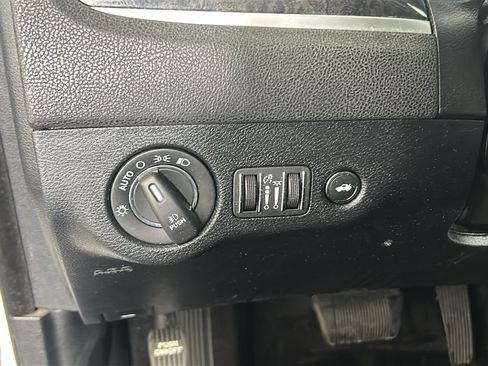 Used 2018 Chrysler 300 Limited AWD/4WD image 22