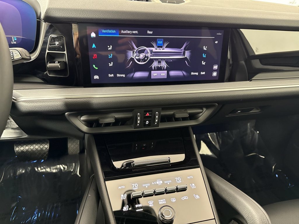 Certified 2025 Porsche Cayenne AWD/4WD image 31