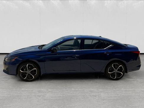 Used 2024 Nissan Altima 2.5 SR w/ SR Premium Package FWD image 2