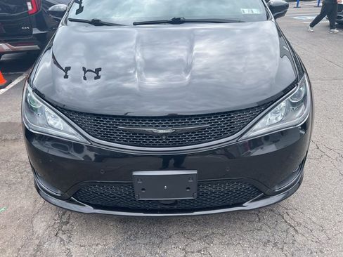 Used 2019 Chrysler Pacifica Limited w/ Advanced Safetytec Group FWD image 2