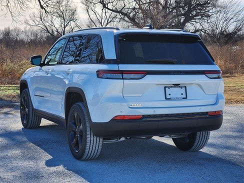 New 2025 Jeep Grand Cherokee Altitude image 4