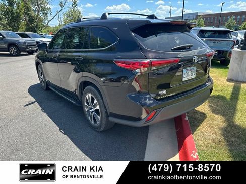 Used 2021 Toyota Highlander XLE FWD image 3
