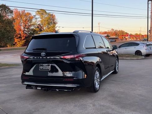 Used 2022 Toyota Sienna Platinum AWD/4WD image 6