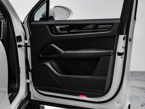 Used 2023 Porsche Cayenne image 76