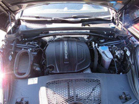 Used 2018 Porsche Macan AWD/4WD image 41