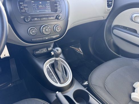 Used 2016 Kia Soul + image 22