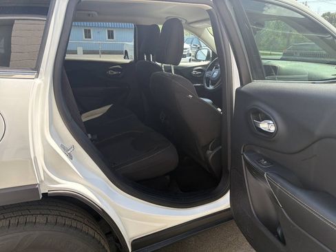 Used 2016 Jeep Cherokee Latitude AWD/4WD image 9