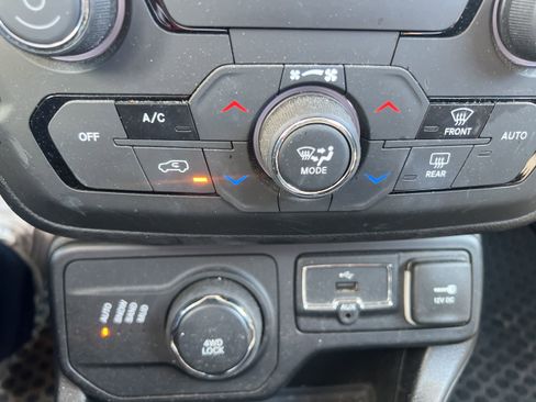 Used 2018 Jeep Renegade Latitude w/ Cold Weather Group image 17