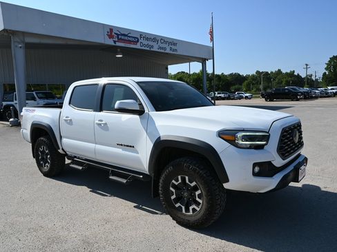 Used 2021 Toyota Tacoma TRD Off-Road w/ Technology Package AWD/4WD image 4
