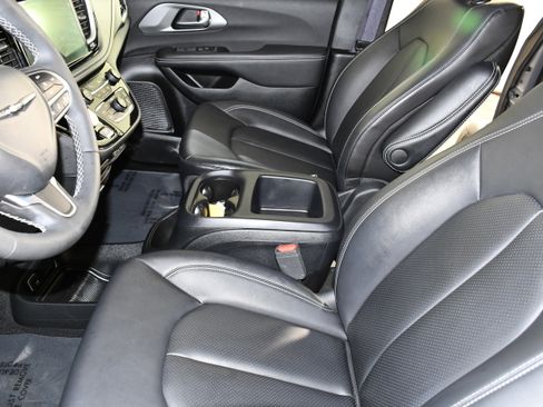 Used 2025 Chrysler Pacifica Select AWD/4WD image 38