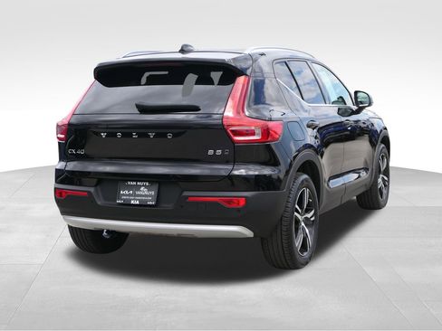 Used 2025 Volvo XC40 B5 Core AWD/4WD image 3