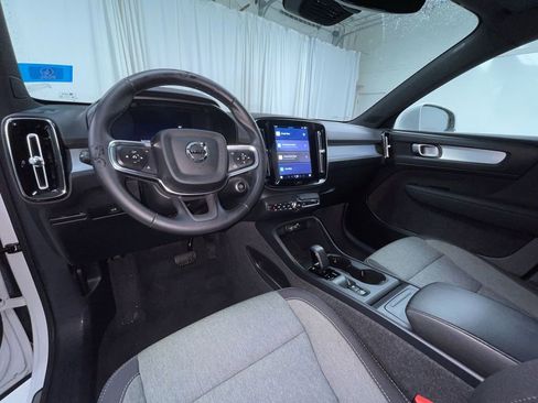 Used 2025 Volvo XC40 B5 Core image 3