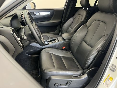 Used 2021 Volvo XC40 T5 Momentum w/ Premium Package image 11