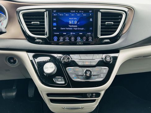 Used 2017 Chrysler Pacifica Touring-L FWD image 19