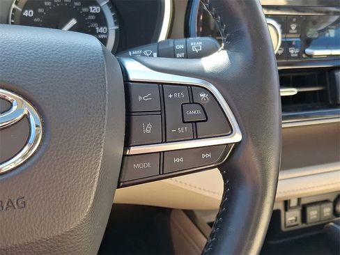 Used 2021 Toyota Highlander Limited image 24