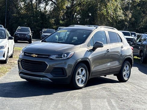 Used 2022 Chevrolet Trax LT w/ LT Convenience Package image 11