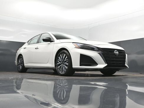 Used 2025 Nissan Altima 2.5 SV FWD image 43