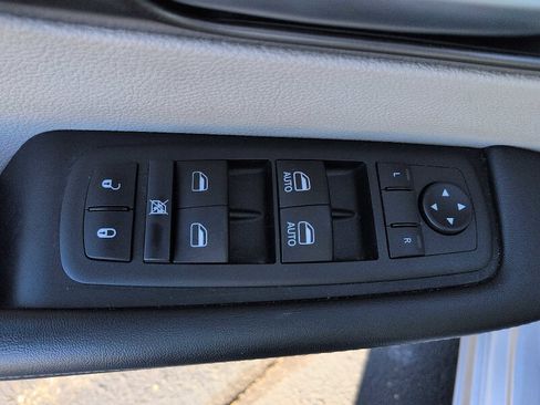 Used 2024 Chrysler Pacifica Touring-L image 15