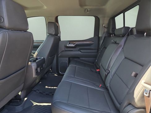 Used 2024 Chevrolet Silverado 1500 LT Trail Boss w/ Convenience Package II AWD/4WD image 15