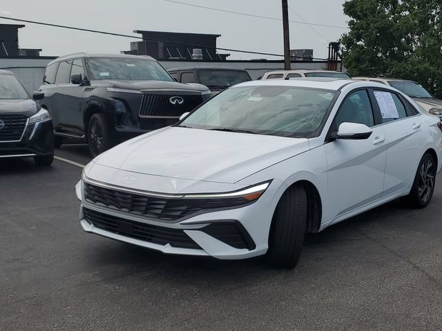 Certified 2025 Hyundai Elantra Limited FWD image 2