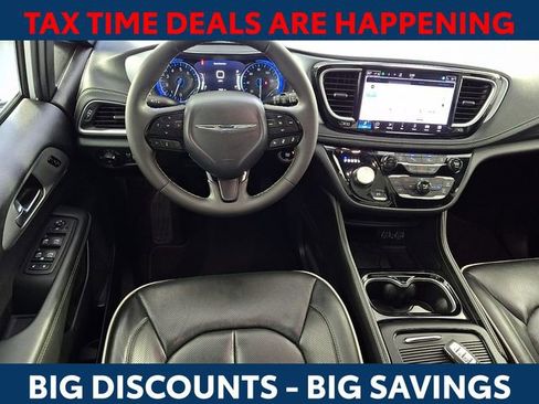Used 2025 Chrysler Pacifica Limited image 12